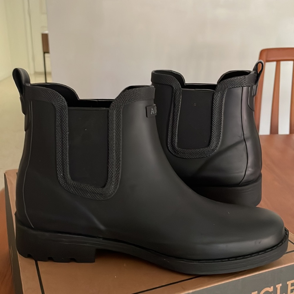 Chelsea rubber, lined ankle boots